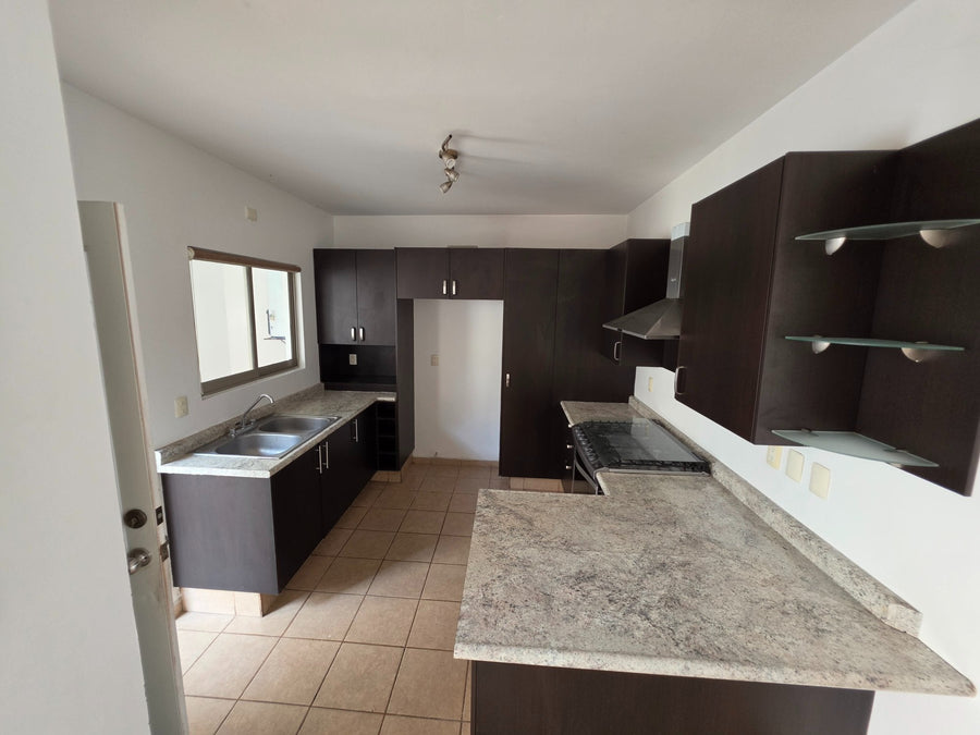 Casa para comprar en Villa California, Tlajomulco (4 rec. · 180 m²)